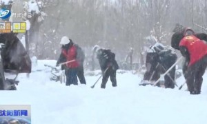 除夕当天，沈阳市长车站扫雪