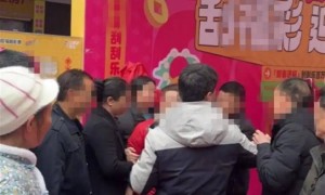 重庆一彩民刮中百万大奖被彩票点抢回？官方回应